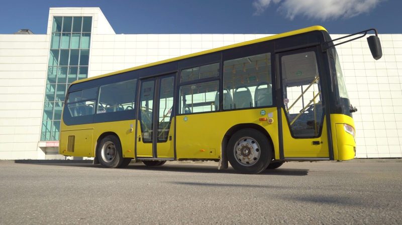 автобусYutong 6852 желтый (661, 662) 22+35 стоячих вид сбоку.